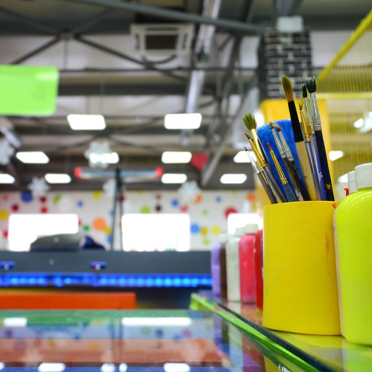 art-paint-brushes-cup-are-located-children-s-entertainment-hall_76080-1490